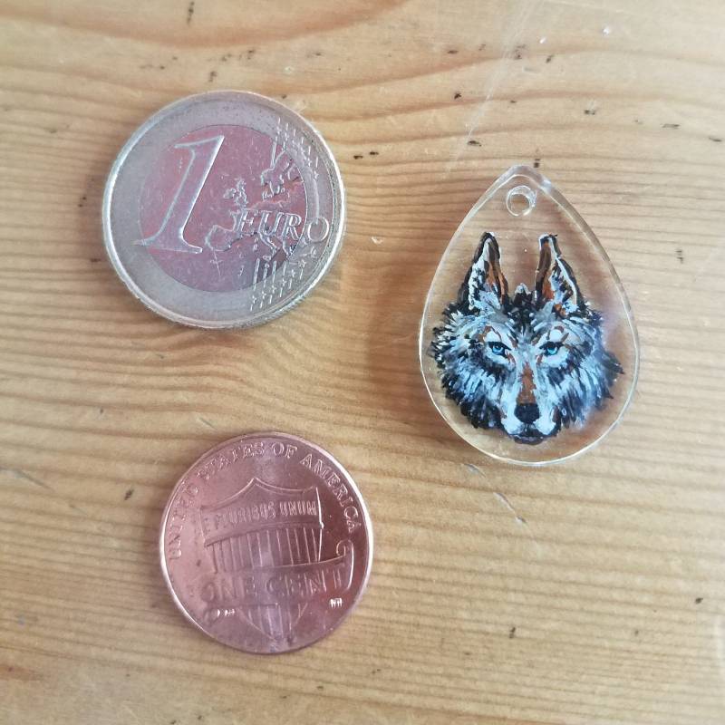 Einsamer Wolf - Handgemachte Kleine Malerei Auf Harz-Anhänger Einsamer Wolf - Handgemachte Kleine Malerei Auf Harz-Anhänger von ABirdCreations