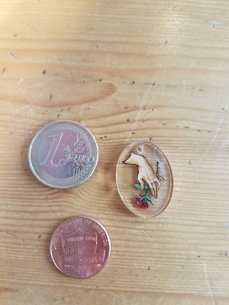 Einzelne Rose in Der Hand - Handgemachte Kleine Malerei Auf Harz-Anhänger von ABirdCreations
