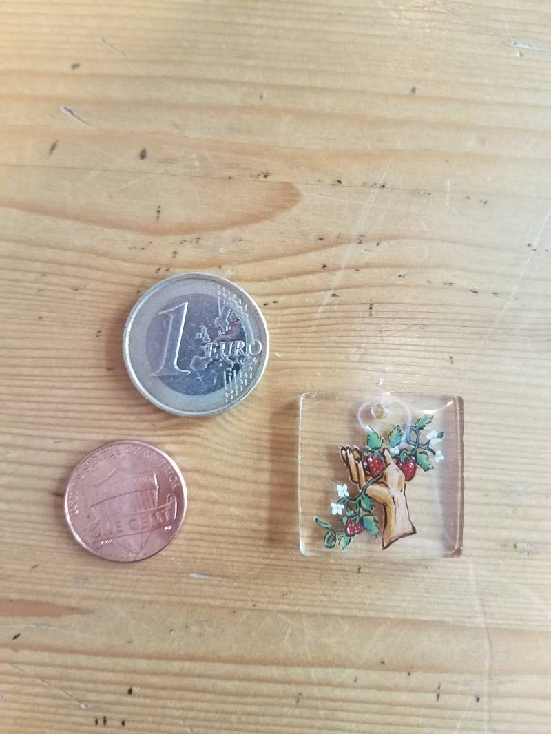 Erdbeere Rebe in Der Hand - Handgemachte Kleine Malerei Auf Harz-Anhänger von ABirdCreations