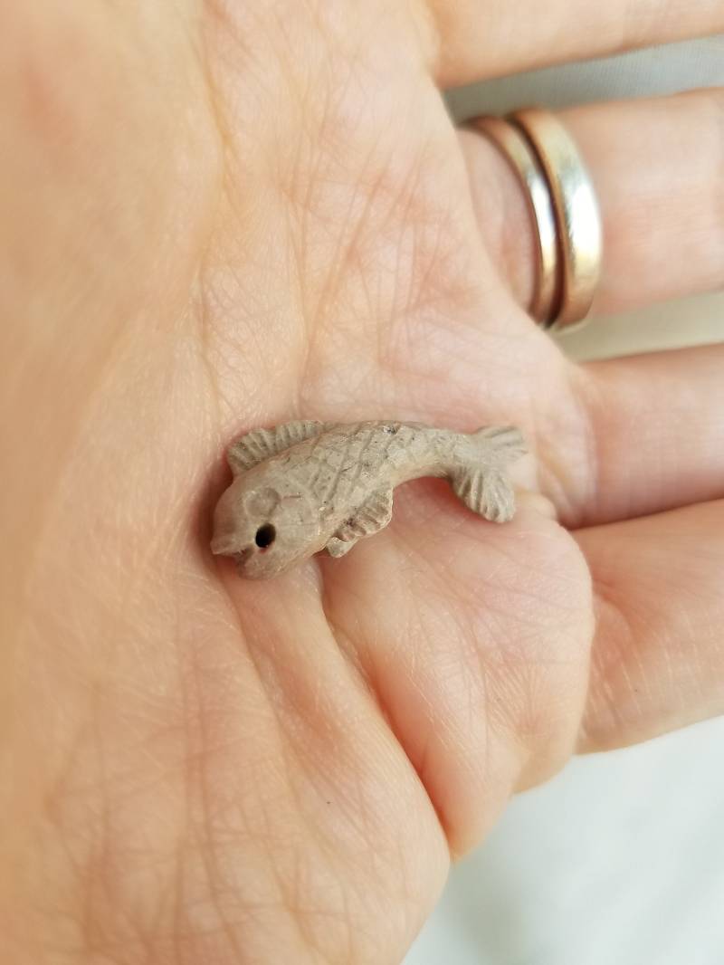 Handgeschnitzter Steinanhänger - Flusssteinschnitzerei Strandkieselschnitzerei Naturschmuck von ABirdCreations