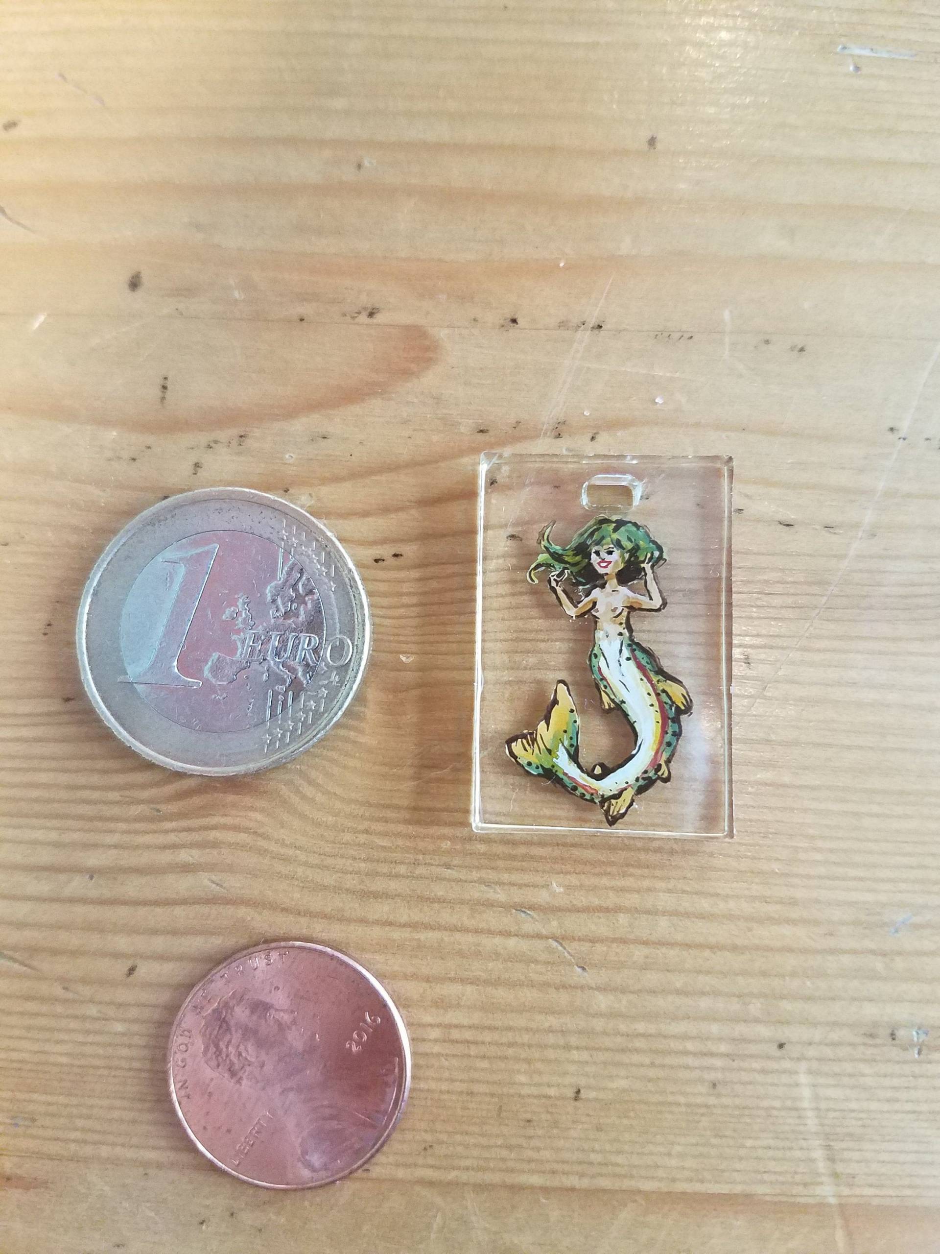 Regenbogen Forelle Meerjungfrau - Handgemachte Kleine Malerei Auf Harz-Anhänger von ABirdCreations