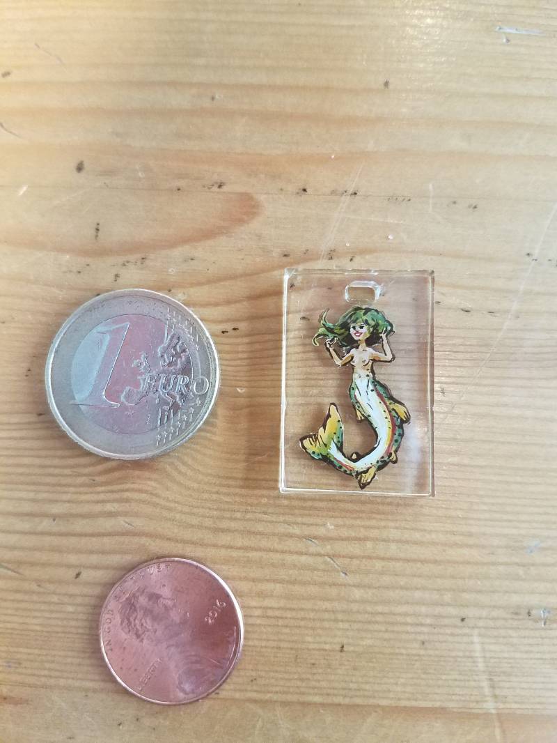 Regenbogen Forelle Meerjungfrau - Handgemachte Kleine Malerei Auf Harz-Anhänger von ABirdCreations