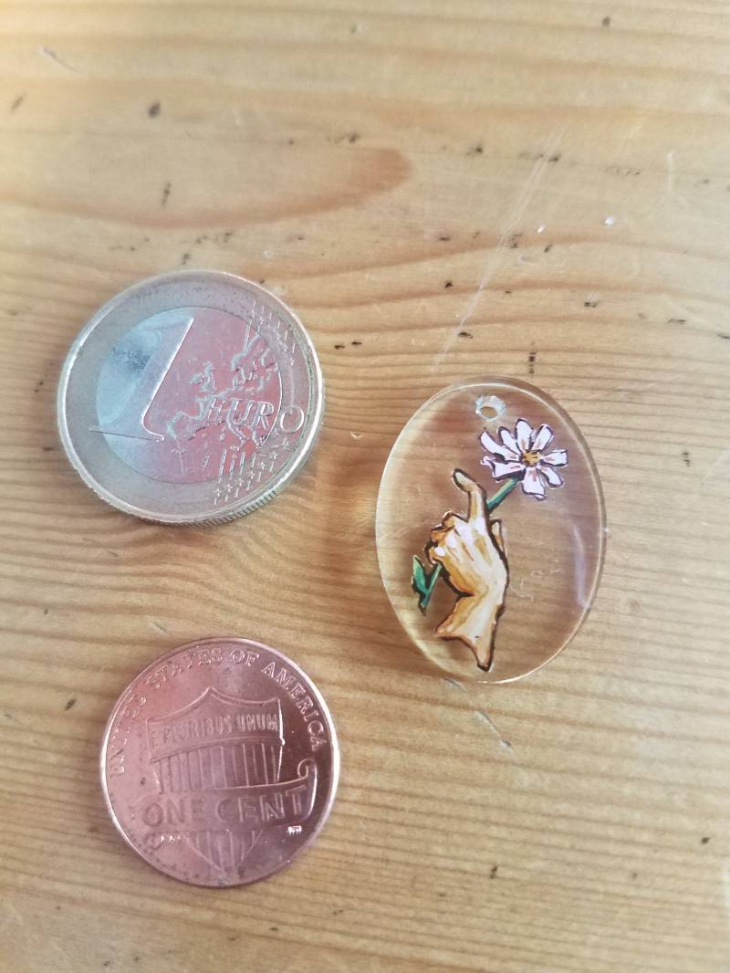 Rosa Blume in Der Hand - Handgemachte Kleine Malerei Auf Harz-Anhänger von ABirdCreations
