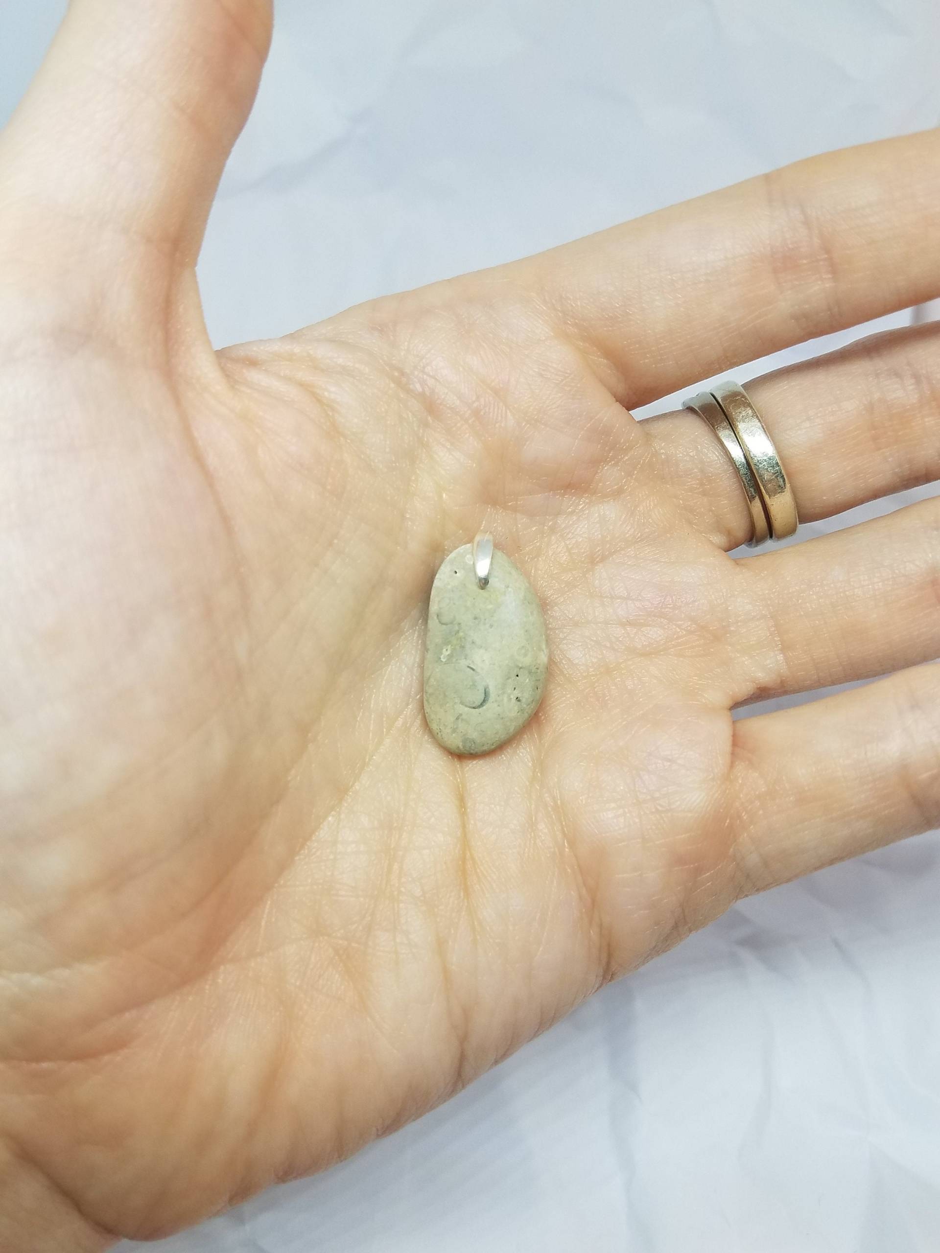 Steinanhänger - Flussstein Strandkiesel Natur Minimal Schmuck von ABirdCreations