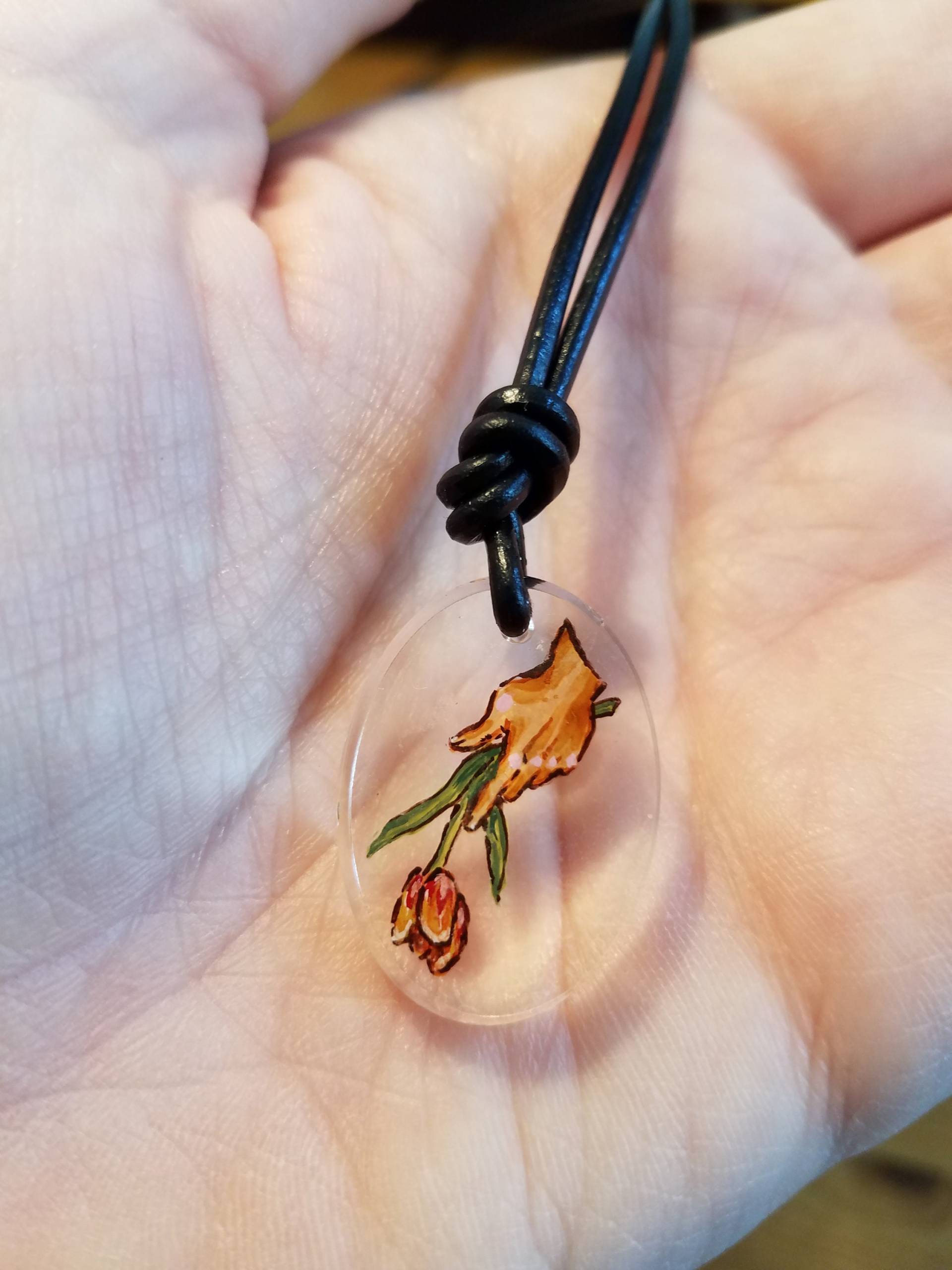Tulpe in Der Hand - Handgemachtes Kleines Gemälde Auf Resin Anhänger Tulpe in Der Hand - Handgemachtes Kleines Gemälde Auf Resin Anhänger von ABirdCreations