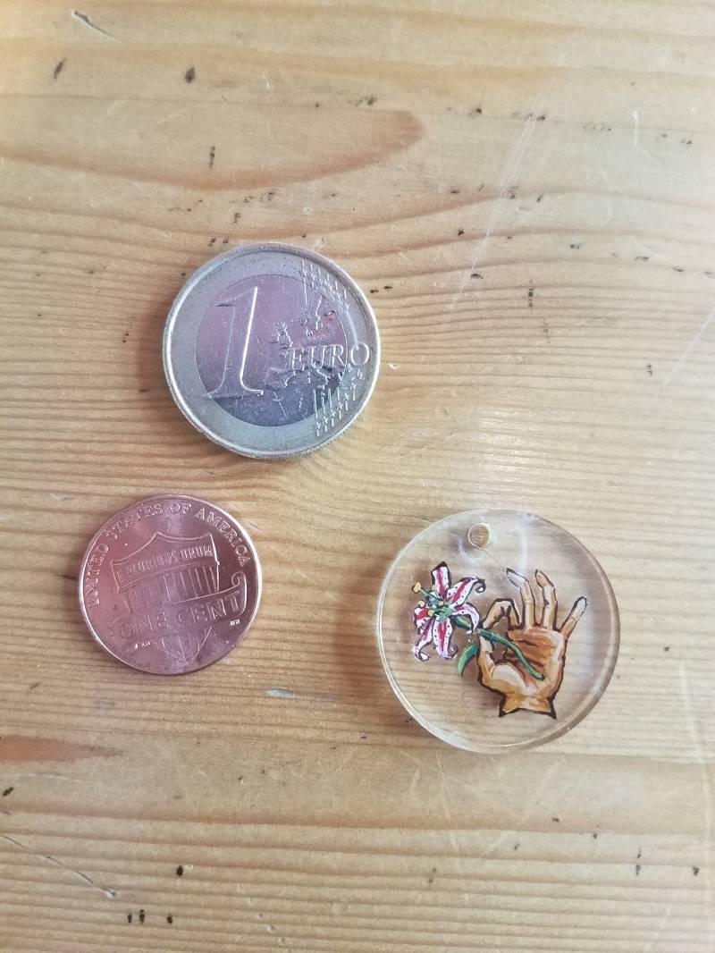 stargazer Lily in Der Hand - Handgemachte Kleine Malerei Auf Harz-Anhänger von ABirdCreations