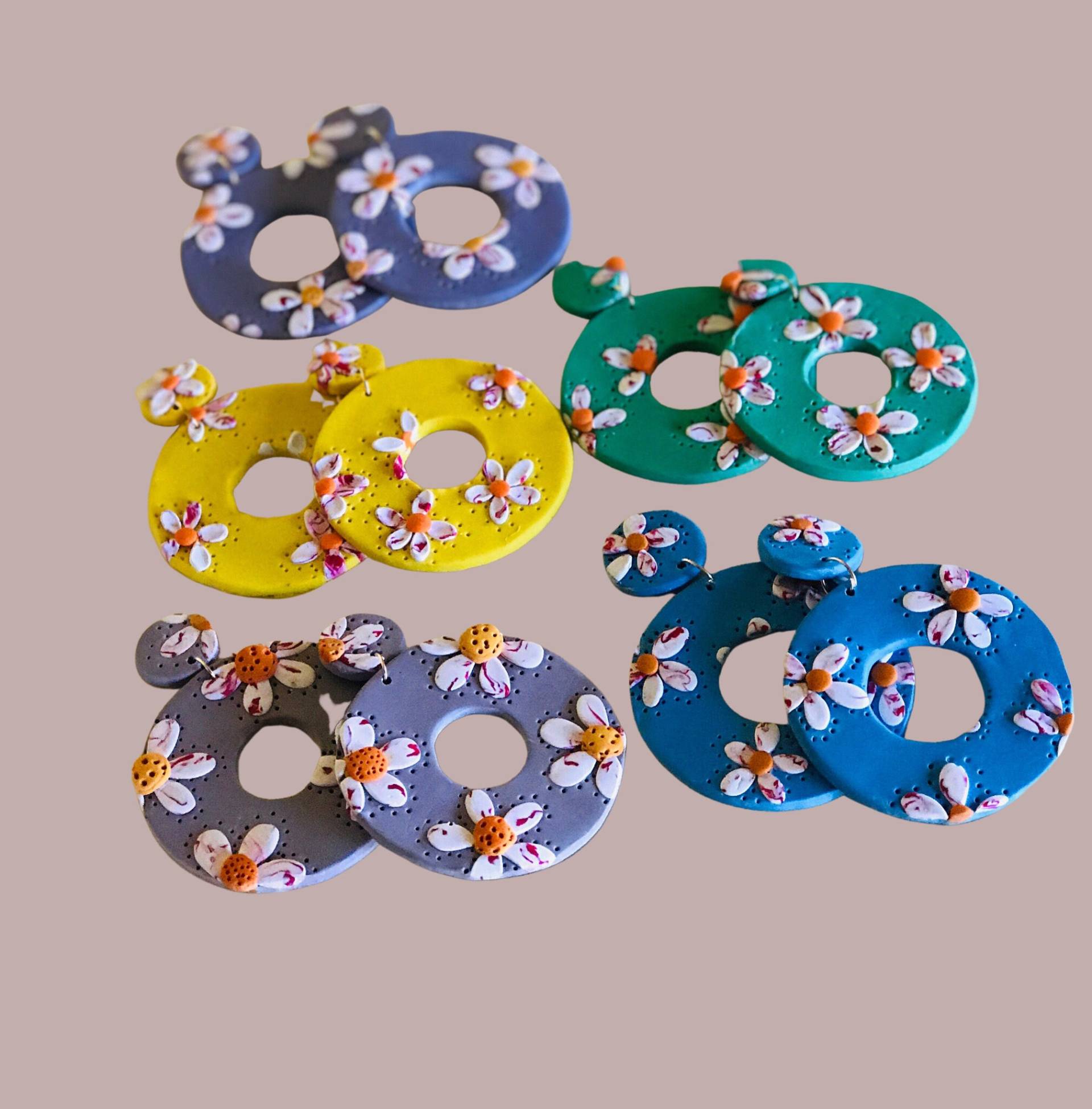 Bunte Retro-Ohrhänger - 60Er Jahre Blumenohrringe | Fimo Ohrringe 70Er Statement Schmuck Bunte Retro-Ohrhänger - 60Er Jahre Blumenohrringe | Fimo Ohrringe 70Er Statement Schmuck von ABitofDangle
