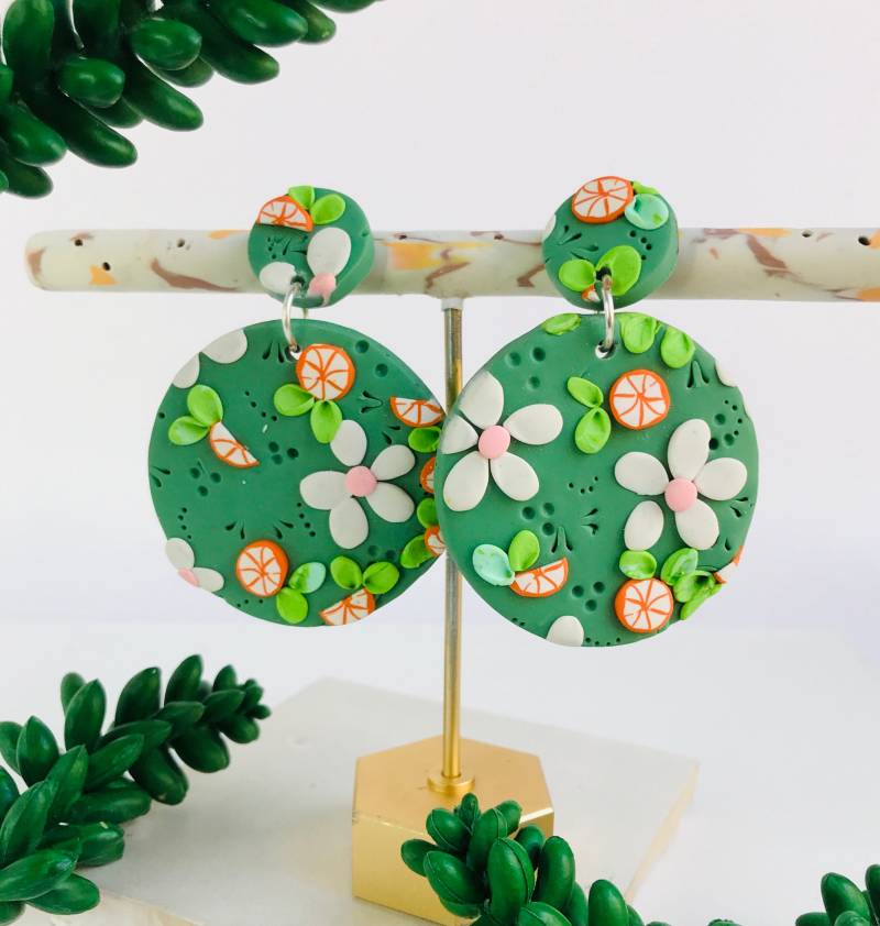 Große Zitrus Blumen Sommer Ohrringe in Salbei | Fimo Orange Obst Schmuck von ABitofDangle