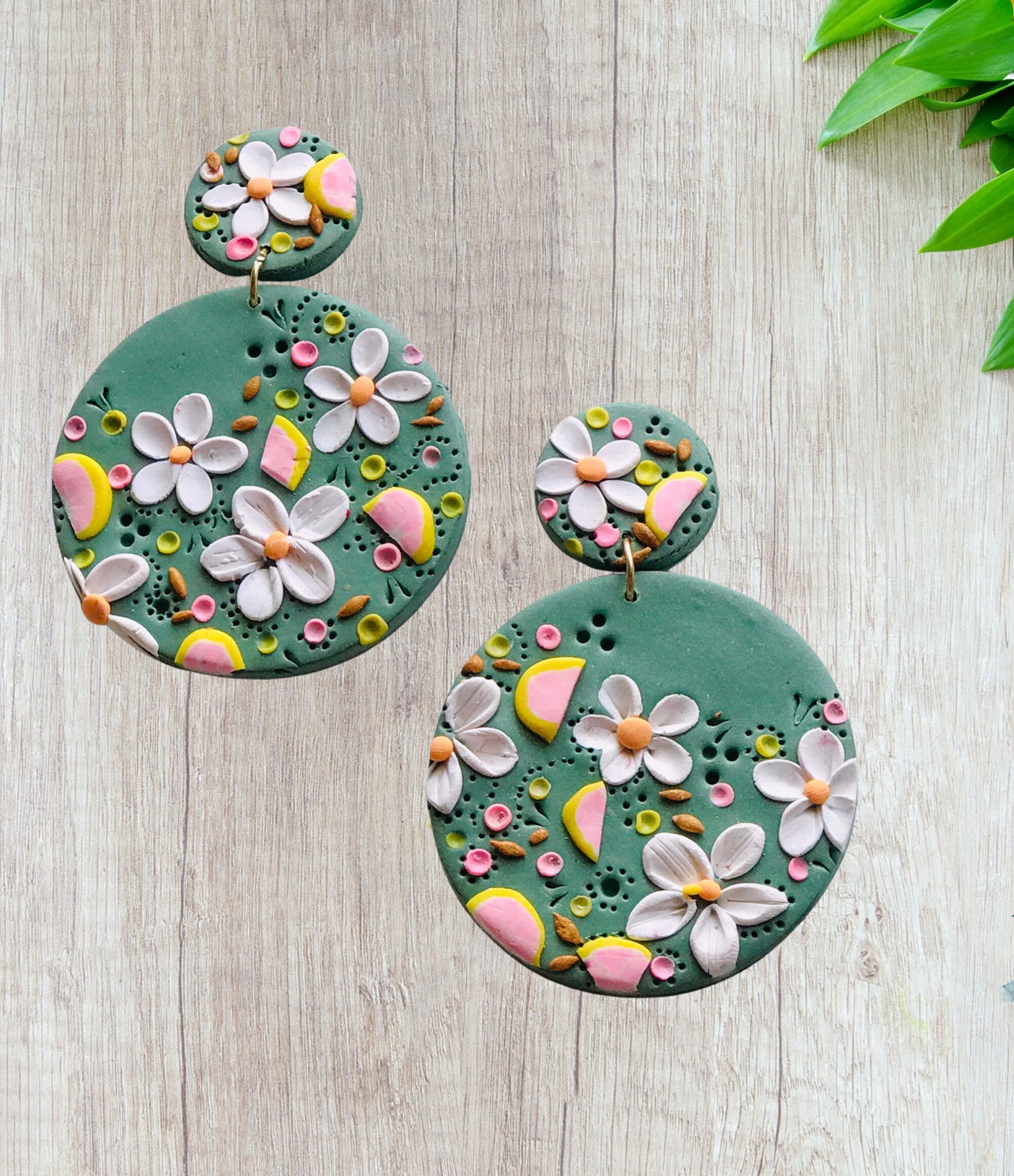 Salbei Grapefruit Ohrringe | Fimo Floraler Früchte-Schmuck Mit Großer Runder Brisur Salbei Grapefruit Ohrringe | Fimo Floraler Früchte-Schmuck Mit Großer Runder Brisur von ABitofDangle
