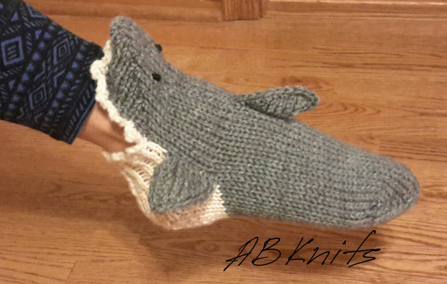 Hand Gestrickte Graue Shark Socks Hand Gestrickte Graue Shark Socks von ABknits