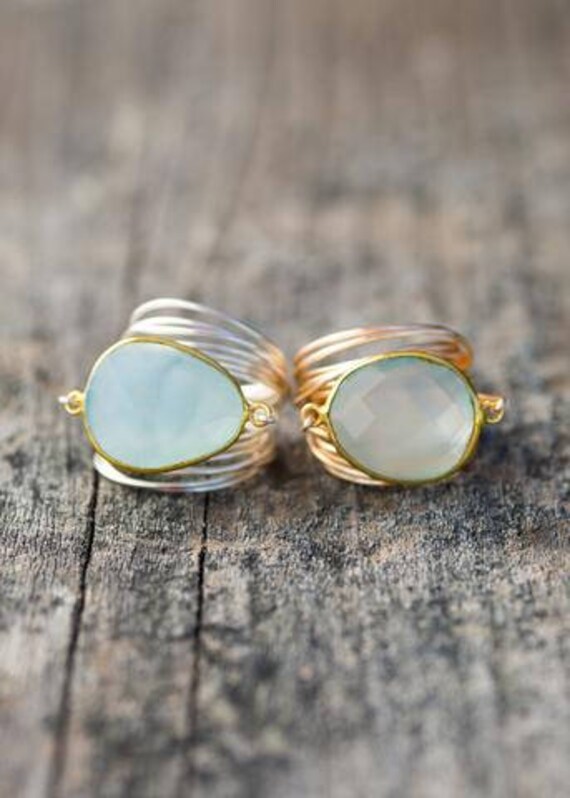 Draht Wickeln Ting in Halb Edelstein Blau Chalcedon, Gold, Silber von ABlondeAndHerBag