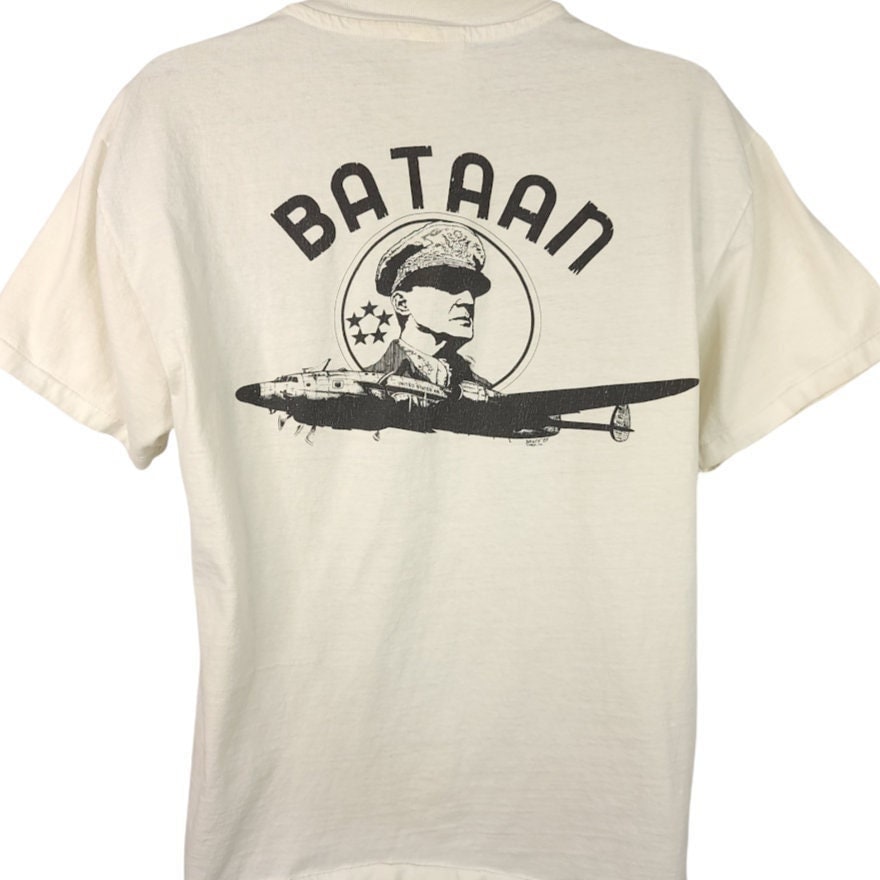 Connie Bataan Planes Of Fame T Shirt Vintage 90Er General Douglas Macarthur Herren Größe Groß von ABoutiqueForHim