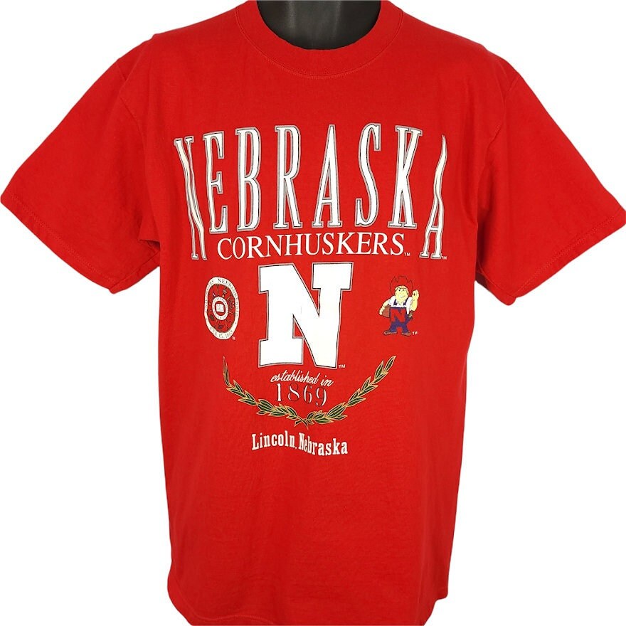 Nebraska Huskers T Shirt Vintage 90Er Jahre Cornhuskers Ncaa Made in Usa Herren Größe Medium Nebraska Huskers T Shirt Vintage 90Er Jahre Cornhuskers Ncaa Made in Usa Herren Größe Medium von ABoutiqueForHim