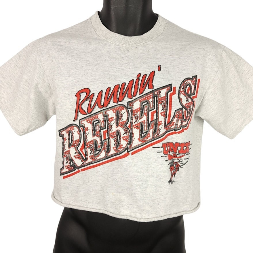 Unlv Runnin Rebels T-Shirt Vintage 90Er Jahre Ncaa Basketball Crop Top Made in Usa Herren Größe Medium von ABoutiqueForHim