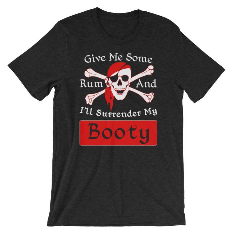 Geben Sie Mir Etwas Rum Und Ich Werde Meine Beute Kurzarm Unisex T-Shirt Ergeben Geben Sie Mir Etwas Rum Und Ich Werde Meine Beute Kurzarm Unisex T-Shirt Ergeben von ABunchaShirts