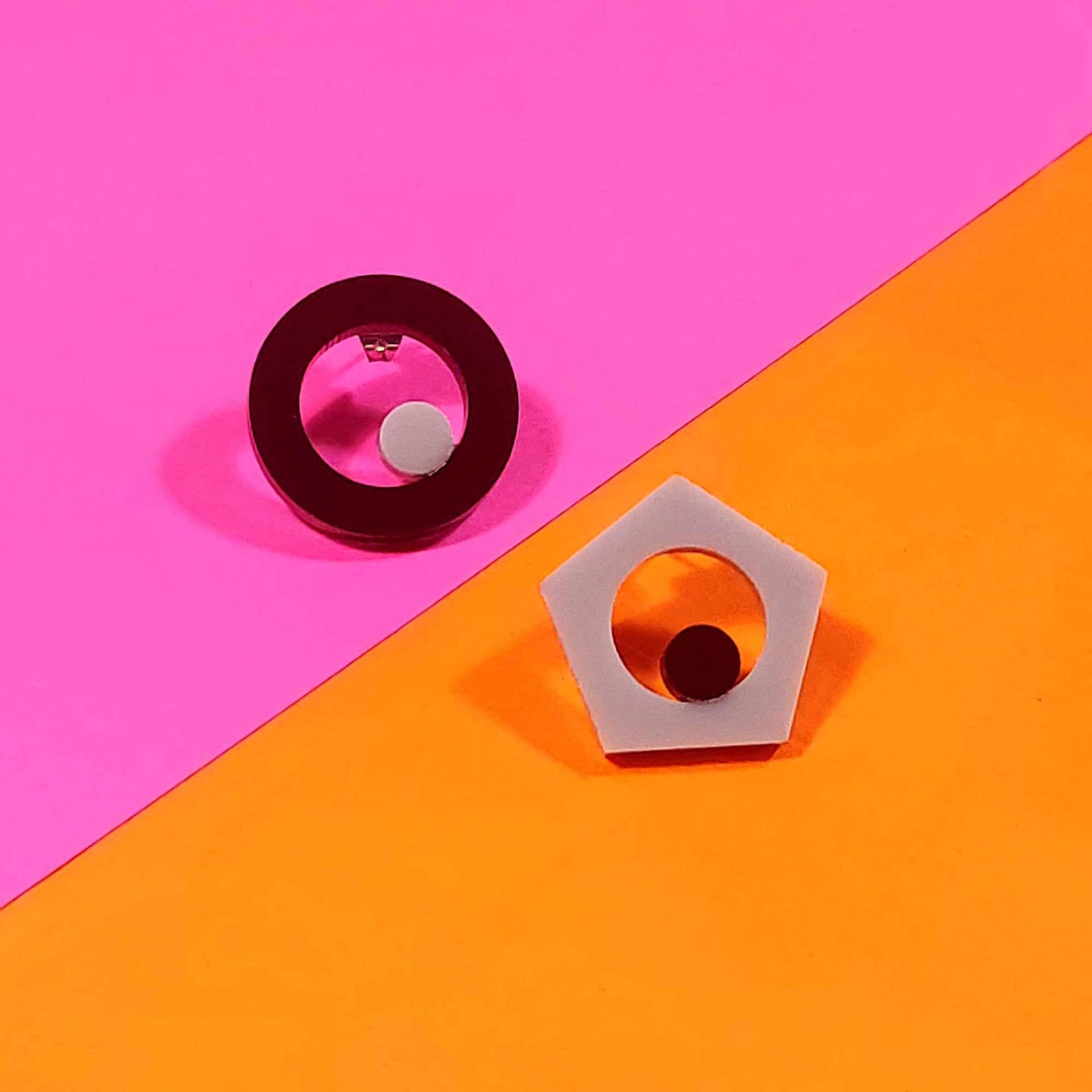 Gegenstände Ziehen Sich An. Ohrstecker Gegenstände Ziehen Sich An. Ohrstecker von ACRYLIQ