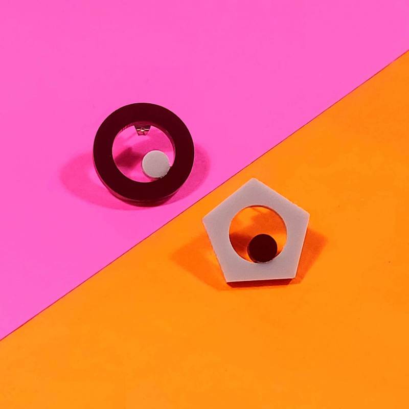Gegenstände Ziehen Sich An. Ohrstecker Gegenstände Ziehen Sich An. Ohrstecker von ACRYLIQ
