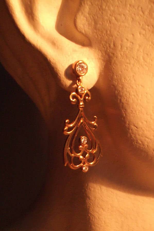 Lange, Durchbrochene Ohrringe Aus 18 Karat Gelbgold Und Zirkonen Mit Druckverschluss Lange, Durchbrochene Ohrringe Aus 18 Karat Gelbgold Und Zirkonen Mit Druckverschluss von ACUARI