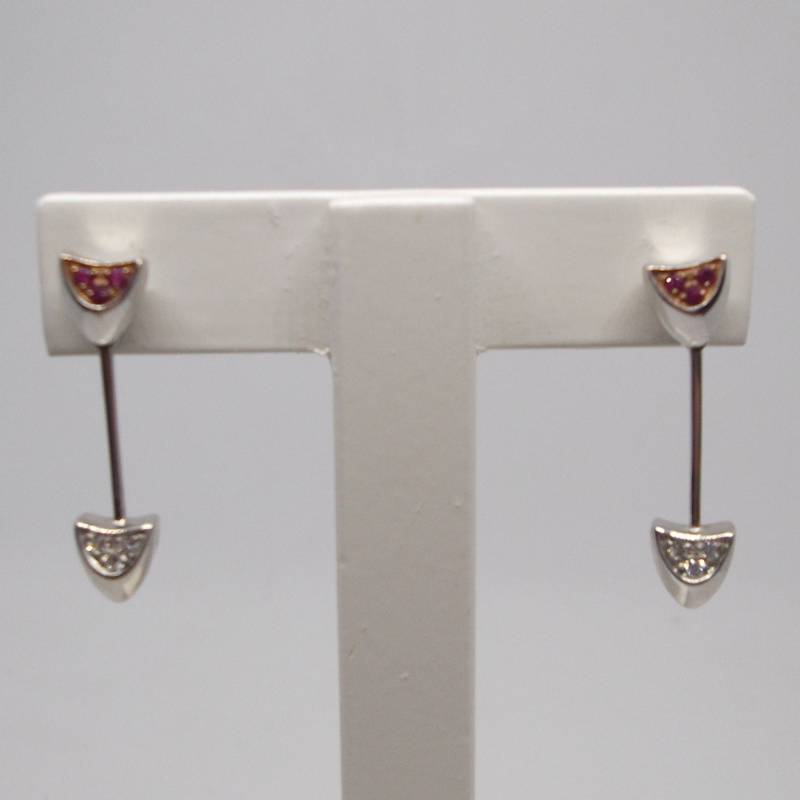 Lange Ohrringe Aus 18 Karat Weißgold Mit Diamanten Im Brillantschliff Und Rosafarbenen Rubinen Lange Ohrringe Aus 18 Karat Weißgold Mit Diamanten Im Brillantschliff Und Rosafarbenen Rubinen von ACUARI