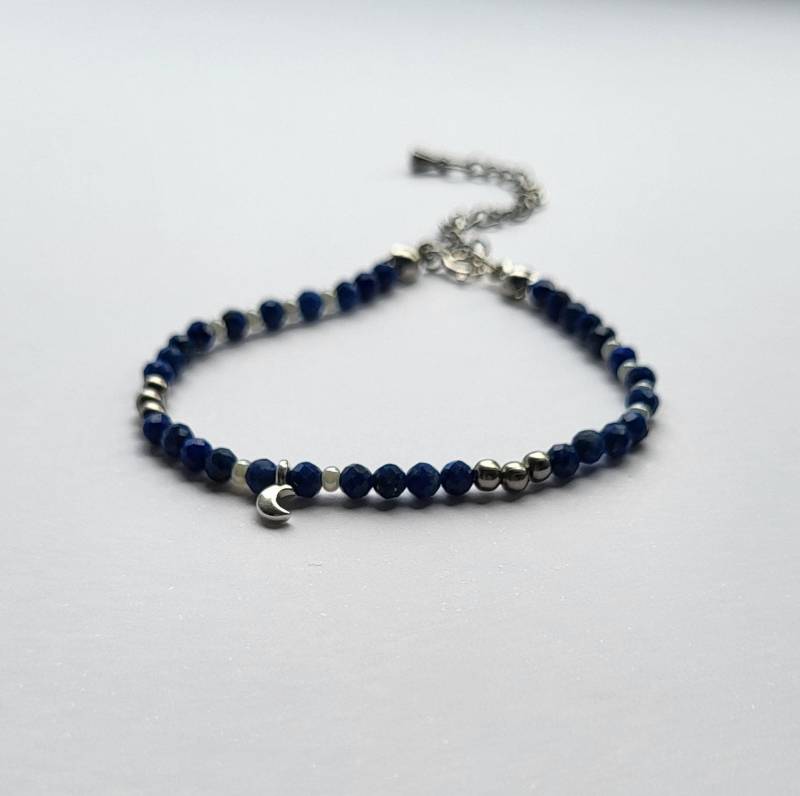 Lapizlazuli Perlenarmband Mit Mond Anhänger von AChainDesign