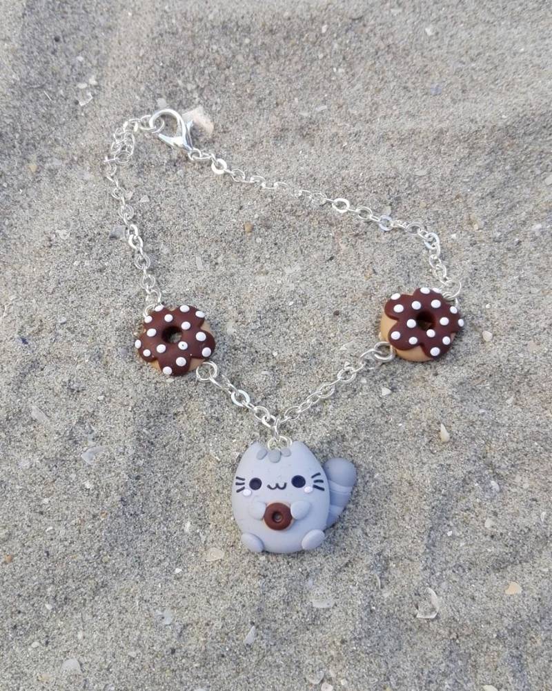 Armband Süße Graue Katze Mit Schokolade Donuts Perlen Und Weiße Sprinkles - Charm Für Erwachsene Kinder von AColorfulMind