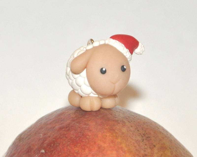 Weihnachtsschaf Schlüsselanhänger - Süßes Schwarzes Oder Weißes Lamm Mit Weihnachtsmütze Weihnachtsgeschenk Kawaii von AColorfulMind