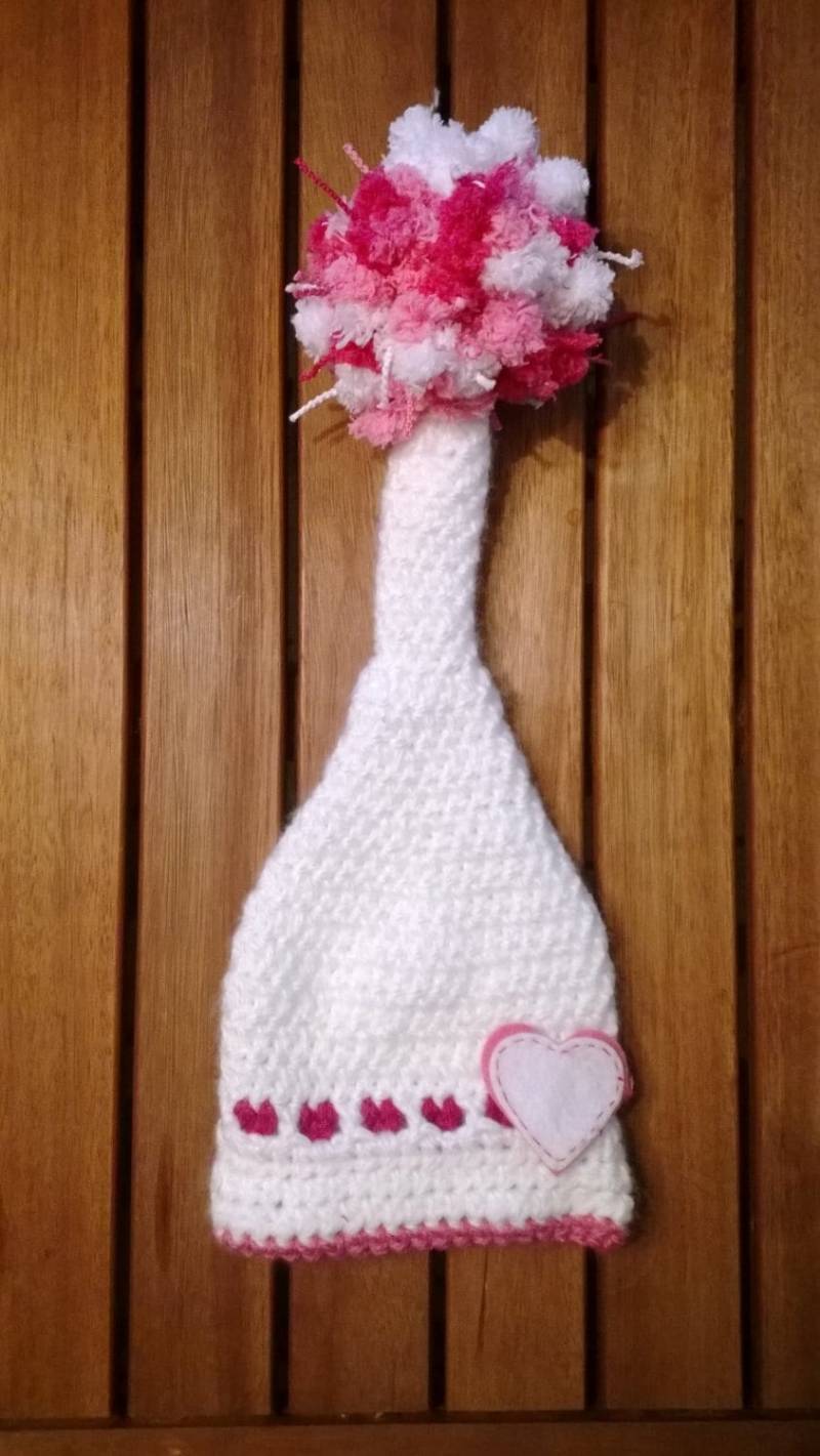 Valentine Pom Pom-Mütze von ACrochetDesigns