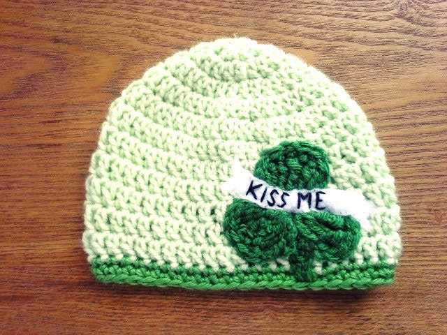 st Patrick's Day "Kiss Me" Beanie von ACrochetDesigns