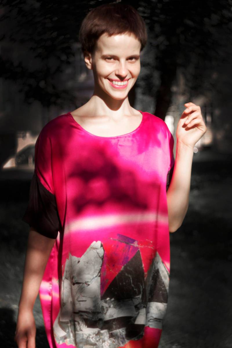 Bedruckt Kristall Seide T-Sirt Kleid Rosa Eleganz Pyramide Bedruckt Kristall Seide T-Sirt Kleid Rosa Eleganz Pyramide von ADATAVIGEMS