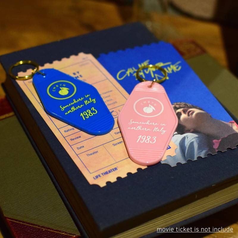 Rufen Sie Mich Bei Ihrem Namen Retro Hotel Schlüsselbund Anhänger von ADELELOUNGE