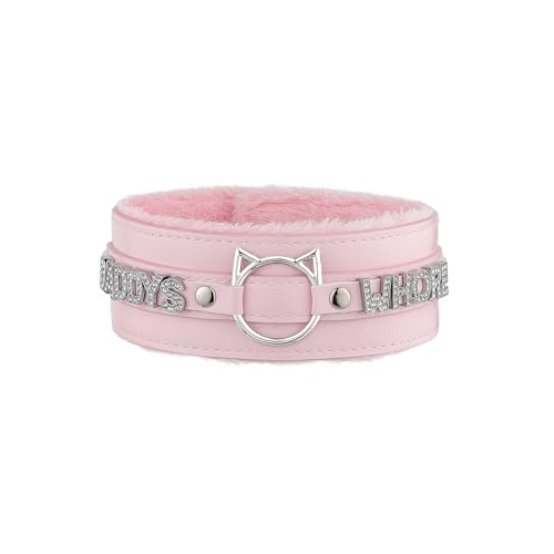 ADEMISHIA Handgefertigter Halsreif für Frauen – Katzenohr-O-Ring Punk Goth Buchstaben-Choker, schwarz/rosa pelziger Alt Modeschmuck (DADDY, Rosa) von ADEMISHIA