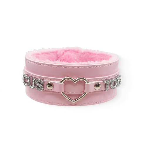 ADEMISHIA Kundenspezifisches schwarzes Choker-Halsband für Frauen, personifizierte Namens-Halskette-Punk-gotisch-veganer Lederschmuck mit Strass-Buchstaben (Pelziges Herz Halsband) von ADEMISHIA