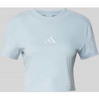 ADIDAS SPORTSWEAR Cropped T-Shirt mit Label-Stitching in Hellblau, Größe L von ADIDAS SPORTSWEAR