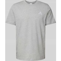 ADIDAS SPORTSWEAR T-Shirt mit Label-Stitching in Hellgrau, Größe M von ADIDAS SPORTSWEAR