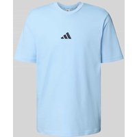 ADIDAS SPORTSWEAR T-Shirt mit Label-Stitching und Rundhalsausschnitt in Bleu, Größe XXL ADIDAS SPORTSWEAR T-Shirt mit Label-Stitching und Rundhalsausschnitt in Bleu, Größe XXL von ADIDAS SPORTSWEAR