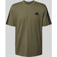 ADIDAS SPORTSWEAR T-Shirt mit Label-Stitching und Rundhalsausschnitt in Oliv, Größe XXL ADIDAS SPORTSWEAR T-Shirt mit Label-Stitching und Rundhalsausschnitt in Oliv, Größe XXL von ADIDAS SPORTSWEAR
