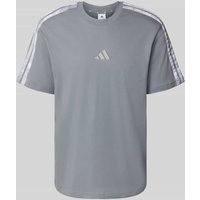ADIDAS SPORTSWEAR T-Shirt mit Logo und Rundhalsausschnitt in Mittelgrau, Größe S ADIDAS SPORTSWEAR T-Shirt mit Logo und Rundhalsausschnitt in Mittelgrau, Größe S von ADIDAS SPORTSWEAR