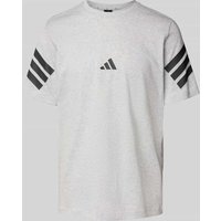 ADIDAS SPORTSWEAR T-Shirt mit Logo und Rundhalsausschnitt in Mittelgrau, Größe XXL ADIDAS SPORTSWEAR T-Shirt mit Logo und Rundhalsausschnitt in Mittelgrau, Größe XXL von ADIDAS SPORTSWEAR