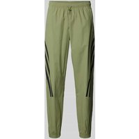 ADIDAS SPORTSWEAR Tapered Fit Sweatpants mit labeltypischen Streifen in Oliv, Größe L ADIDAS SPORTSWEAR Tapered Fit Sweatpants mit labeltypischen Streifen in Oliv, Größe L von ADIDAS SPORTSWEAR