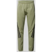 ADIDAS SPORTSWEAR Tapered Fit Sweatpants mit labeltypischen Streifen in Oliv, Größe XXL ADIDAS SPORTSWEAR Tapered Fit Sweatpants mit labeltypischen Streifen in Oliv, Größe XXL von ADIDAS SPORTSWEAR