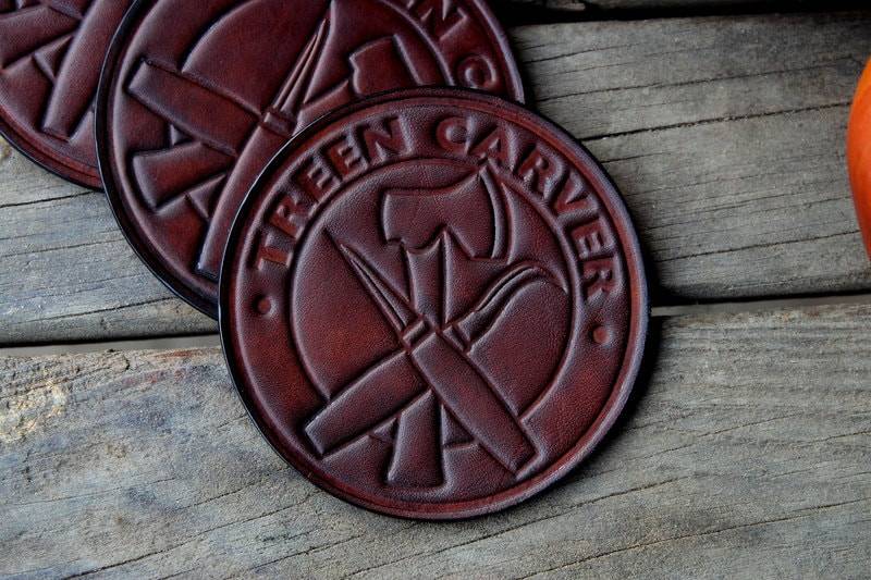 Treen Carver Lederaufnäher - 3, 5 "Durchmesser, Walnussfarbe von ADKWildernessCo