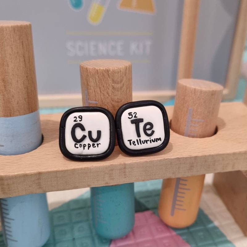 Polymer Clay Periodensystem Cute Ohrstecker von ADMAEACCESSORIES