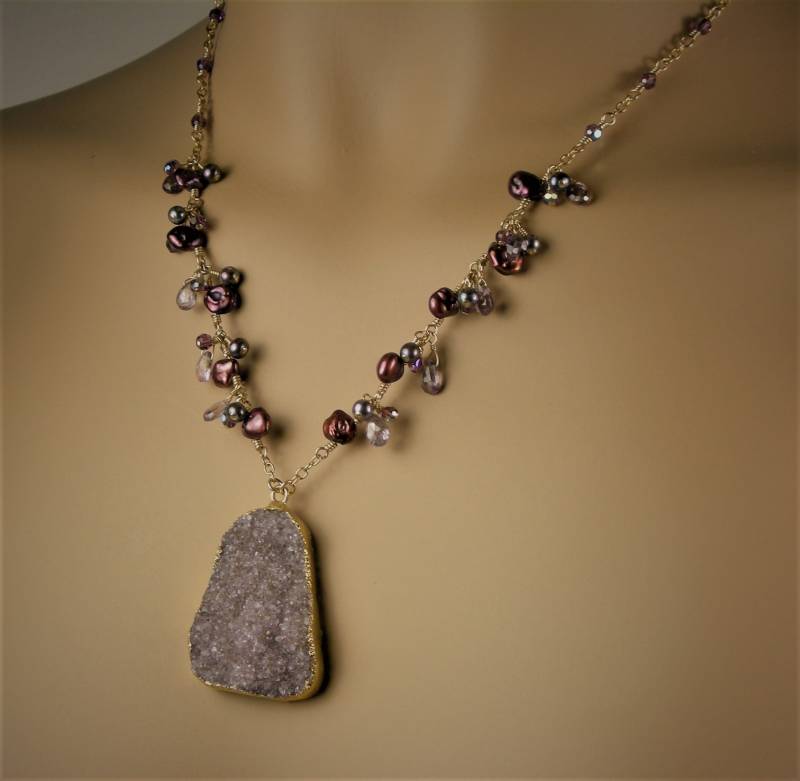 Amethyst Lila Farbige Druzy, Süßwasserperlen, Swarovski Kristalle Lila, Pflaumen, 14Kgf von ADORNMENTSCOLLECTION