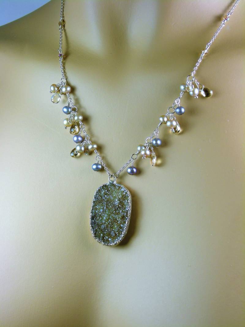 Champagner Druzy Mit Citrines, Swarovski Kristalle, Süßwasserperlen Champagner Druzy Mit Citrines, Swarovski Kristalle, Süßwasserperlen von ADORNMENTSCOLLECTION