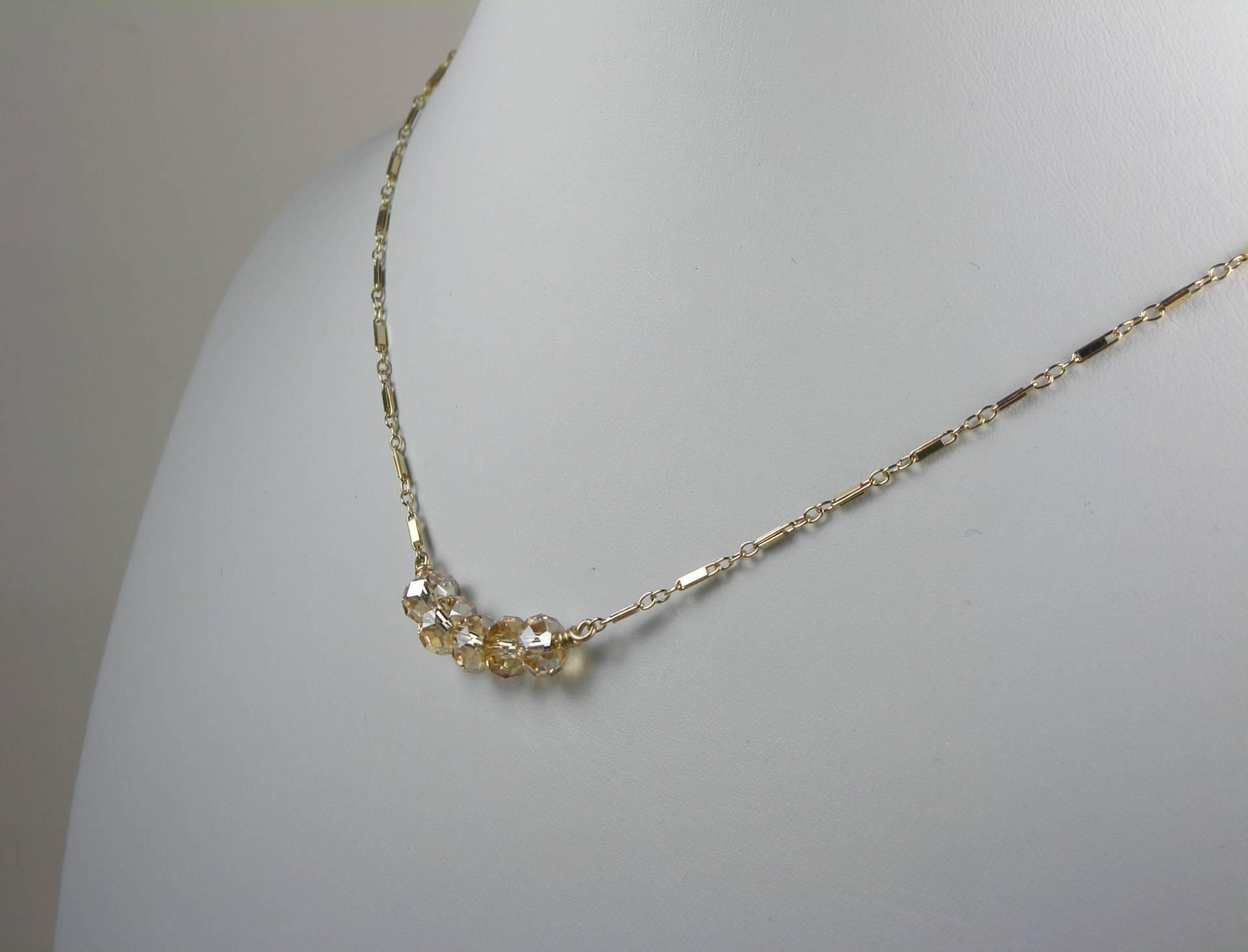 Golden Shadow Swarovski Kristall Bar Halskette, 14K Gold Filled Oder Sterling Silber Golden Shadow Swarovski Kristall Bar Halskette, 14K Gold Filled Oder Sterling Silber von ADORNMENTSCOLLECTION