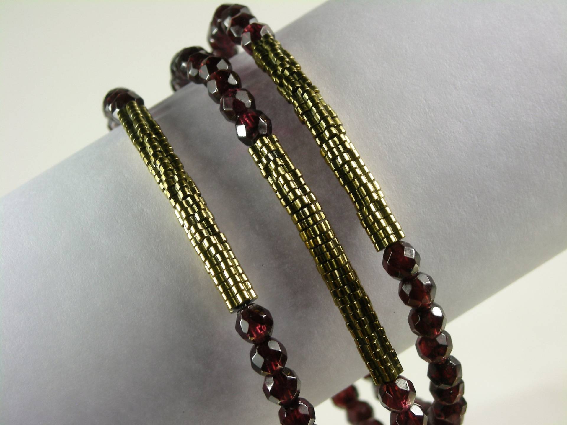 Granat Und Gold Armbänder Stretch Stack Granat Und Gold Armbänder Stretch Stack von ADORNMENTSCOLLECTION