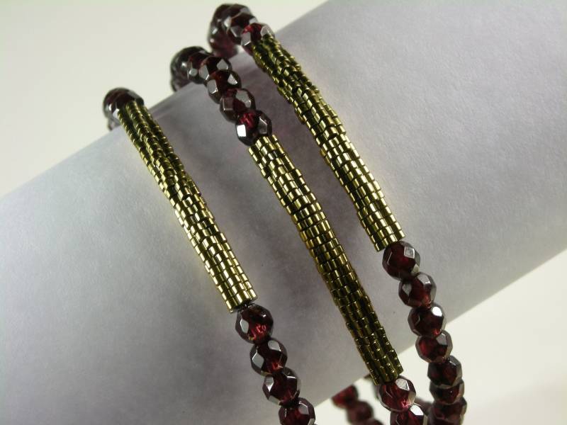 Granat Und Gold Armbänder Stretch Stack Granat Und Gold Armbänder Stretch Stack von ADORNMENTSCOLLECTION
