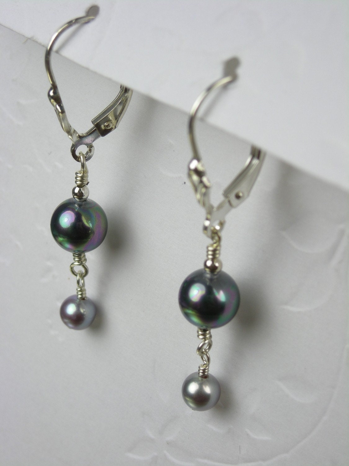 Graue Majorica Und Silber Swarovski, Hellgraue Doppelperlen Ohrringe, Zwei Toned, Schlicht, Braut Graue Majorica Und Silber Swarovski, Hellgraue Doppelperlen Ohrringe, Zwei Toned, Schlicht, Braut von ADORNMENTSCOLLECTION