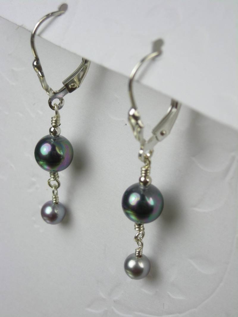 Graue Majorica Und Silber Swarovski, Hellgraue Doppelperlen Ohrringe, Zwei Toned, Schlicht, Braut von ADORNMENTSCOLLECTION