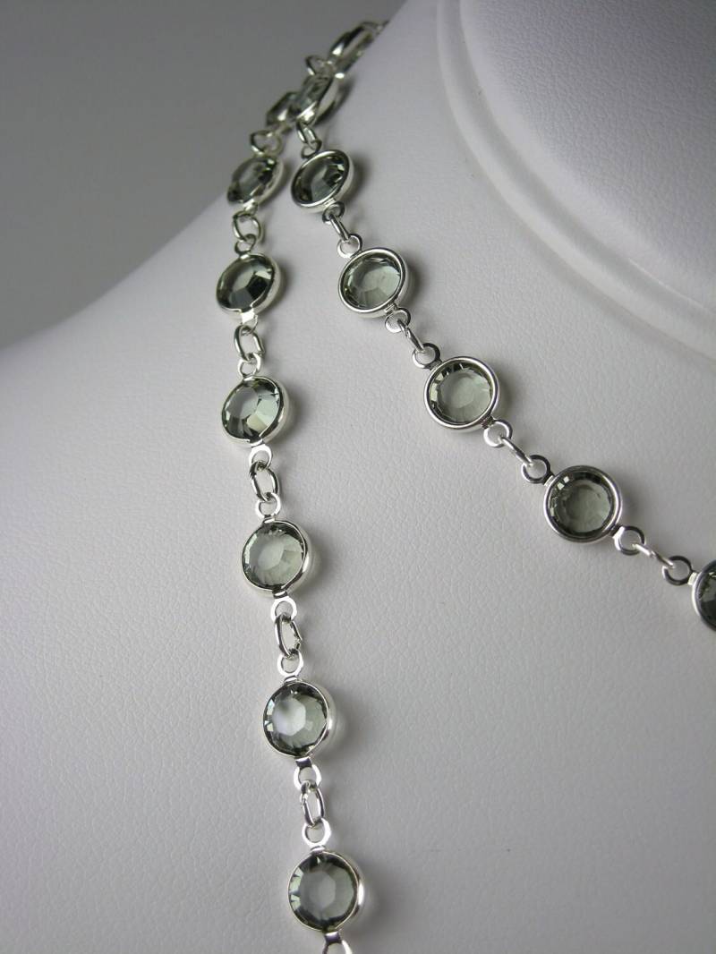 Lange Smoky Grau Bezel Set Kristallhalskette, Lange Halsketten, Grau, Dunkel Neutral Lange Smoky Grau Bezel Set Kristallhalskette, Lange Halsketten, Grau, Dunkel Neutral von ADORNMENTSCOLLECTION